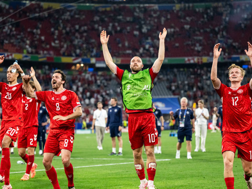 球迷翘首期待下一场比赛