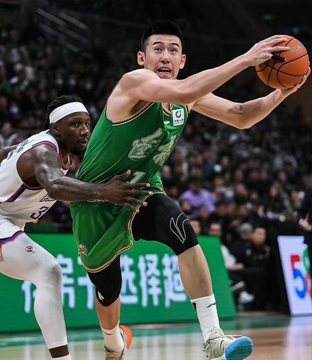 提尼斯球员发挥出色，锋线火力全开