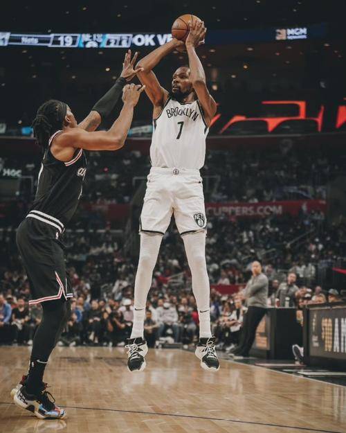 篮网队在关键时刻领先击败对手，晋级总决赛