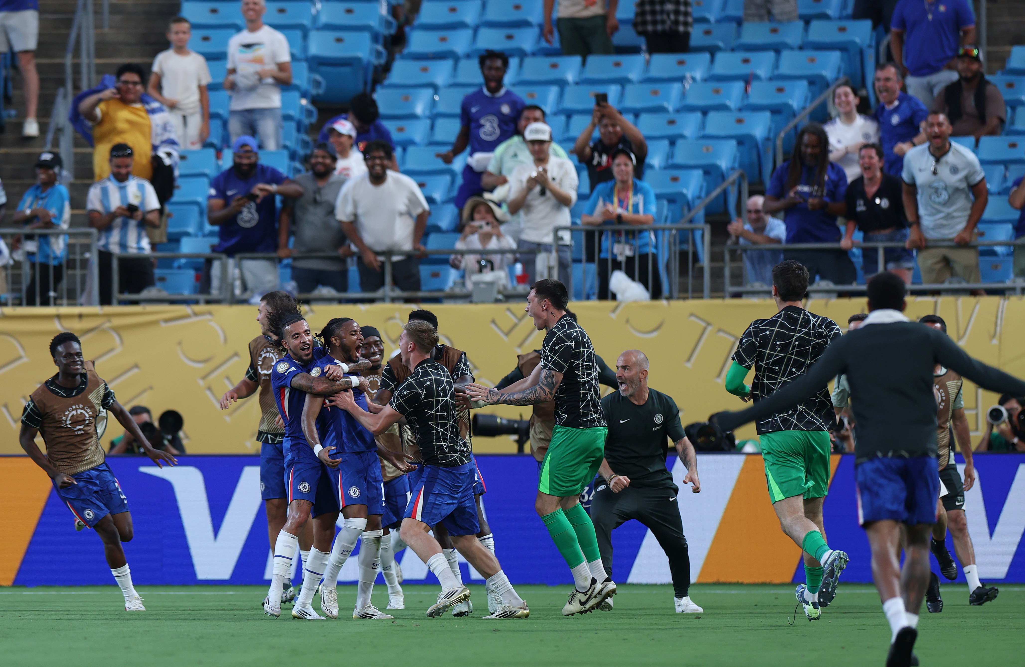 足球赛事盛宴:球员竞技力量角逐 足球赛事盛宴:球员竞技力量角逐