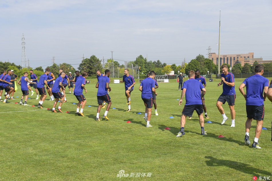 球队备战冠军杯，球员训练态度认真