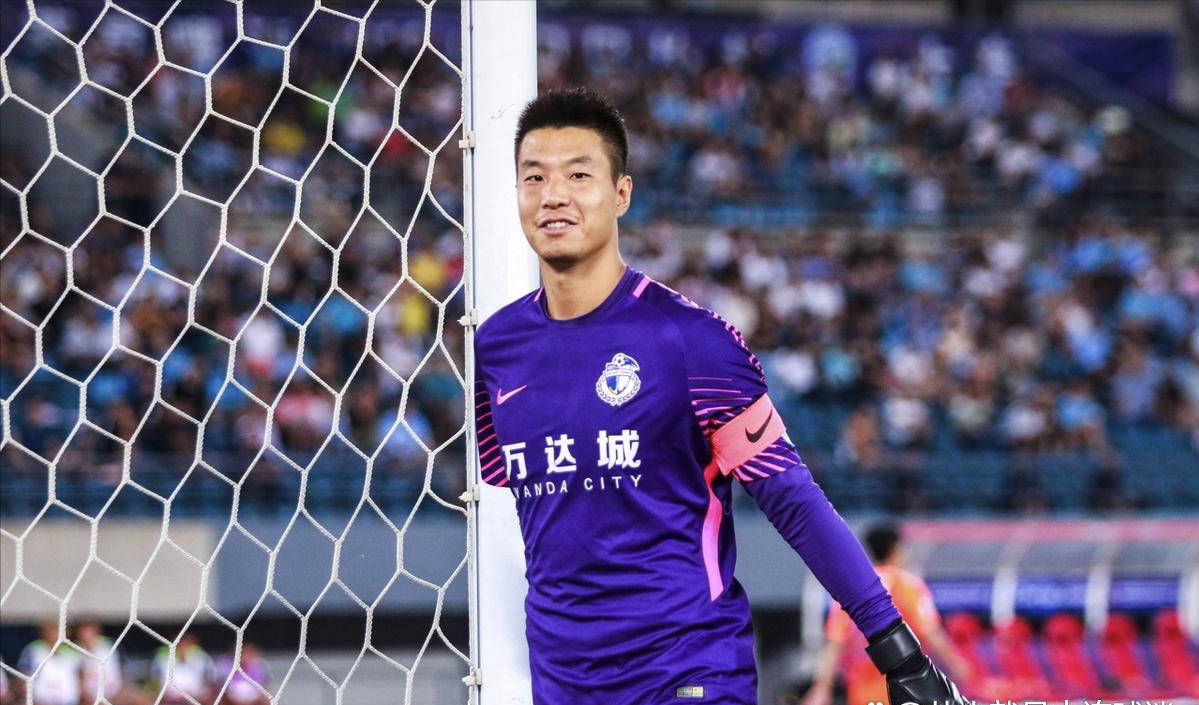 球队备战冠军杯，球员训练态度认真