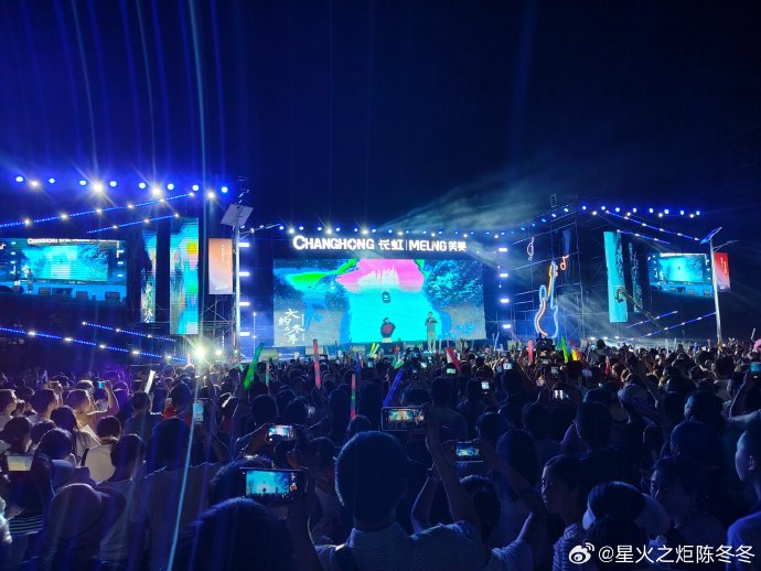 比赛节奏明快，全场观众沸腾起来