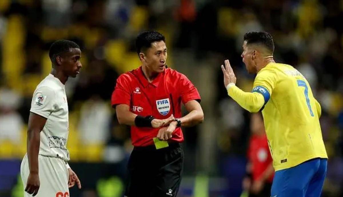 纷争不断:裁判判罚成为焦点话题 纷争不断:裁判判罚成为焦点话题