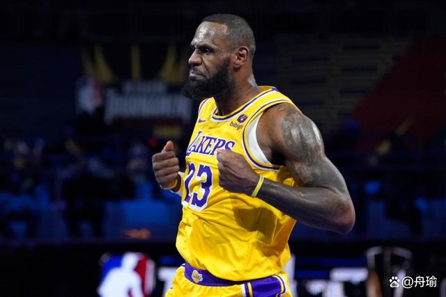 湖人击败绿军,再获胜利詹姆斯表现抢眼 湖人击败绿军,再获胜利詹姆斯表现抢眼